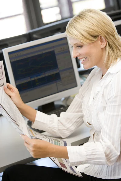 Mulher Negócios Lendo Jornal Mesa Trabalho — Fotografia de Stock