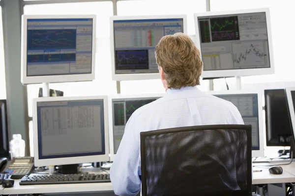 Comerciante de acciones mirando a múltiples monitores — Foto de Stock