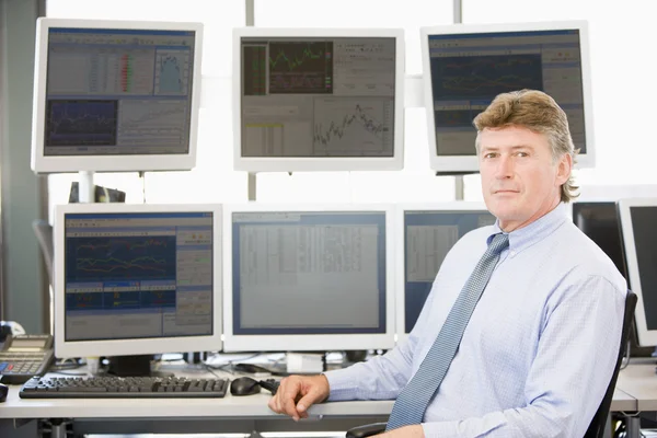 Portrét akcie obchodníka před monitory počítačů — Stock fotografie