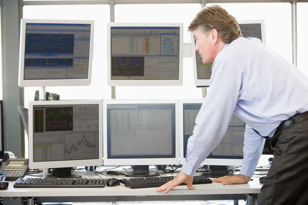 Comerciante Acciones Examinando Monitores Ordenador — Foto de Stock