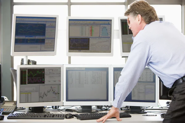Comerciante de acciones examinando monitores de ordenador — Foto de Stock