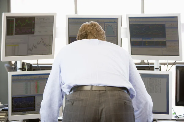 Stock Trader Looking Multiple Monitors — Stock Photo, Image