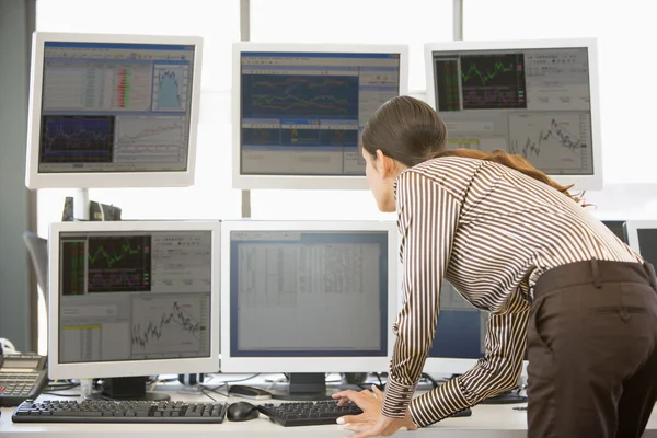 Stock Trader Вивчення комп'ютерних моніторів — стокове фото