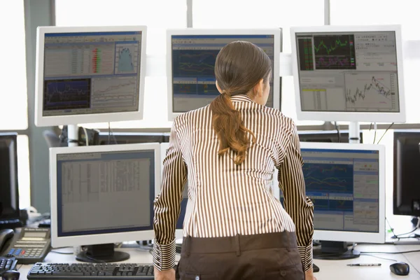 Comerciante Acciones Examinando Monitores Ordenador — Foto de Stock