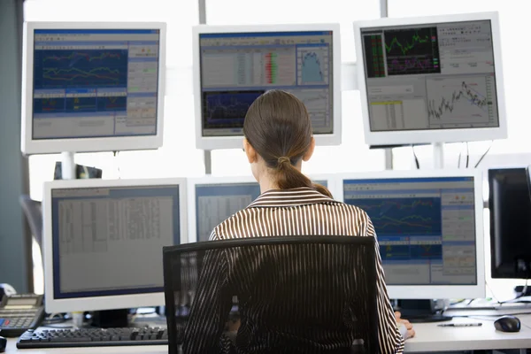 Aktienhändler Blickt Auf Mehrere Monitore — Stockfoto