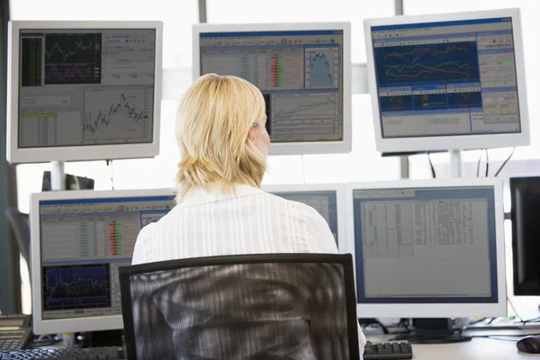 Negociador de ações olhando para vários monitores — Fotografia de Stock