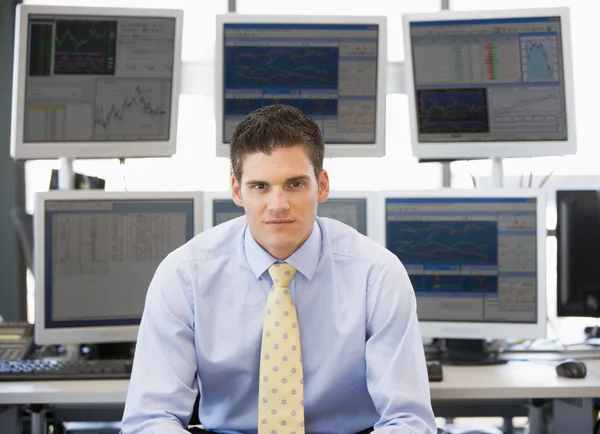Porträtt Stock Trader Framför Datorskärmar — Stockfoto