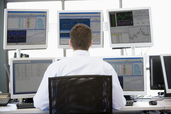 Comerciante de acciones mirando a múltiples monitores —  Fotos de Stock