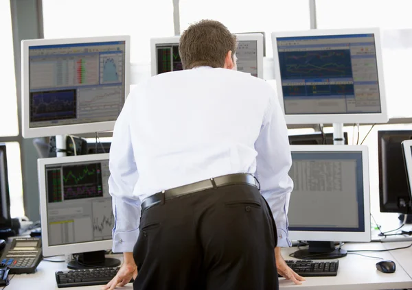 Stock Trader Дивлячись Кілька Моніторів — стокове фото