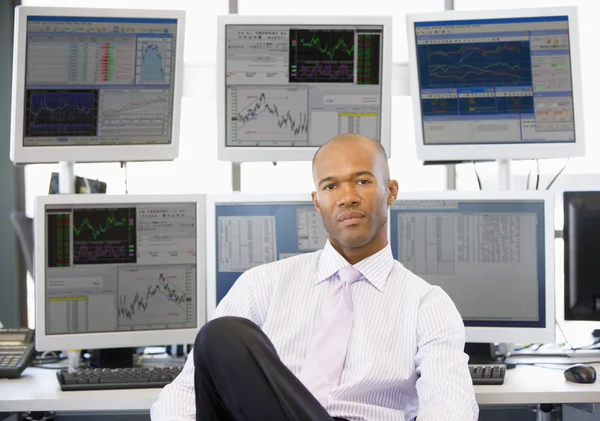 Retrato del comerciante de acciones en frente de los monitores de computadora — Foto de Stock