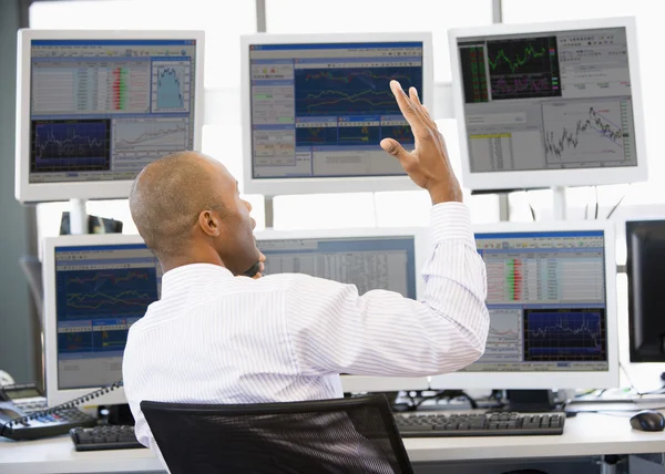 Stock trader talar animatedly på telefonen — Stockfoto