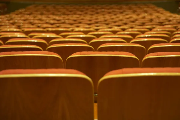 Желтые стулья в холле — стоковое фото