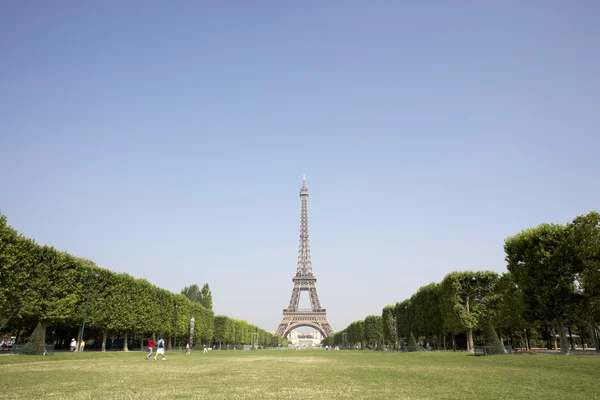 Torre Eiffel con cielo azul — Foto de Stock