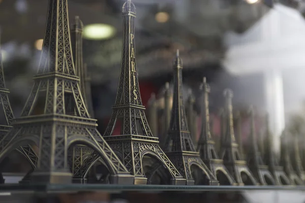 Modely Eiffelovu věž v obchodě — Stock fotografie