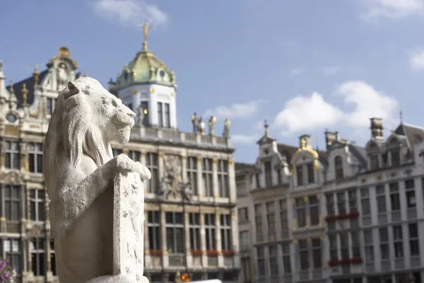 Die Löwenskulptur und der Turm auf dem Grand Place oder dem Grote Markt in Brüssel. Belgien — Stockfoto