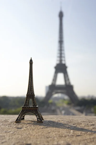 Эйфелева башня с моделью, Париж, Франция — стоковое фото
