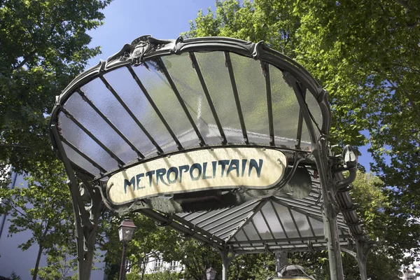 França, Paris, Entrada para a estação de metro — Fotografia de Stock