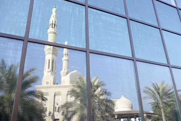 Dubaï Mosquée Jumeirah Reflétée Dans Bureau Moderne — Photo