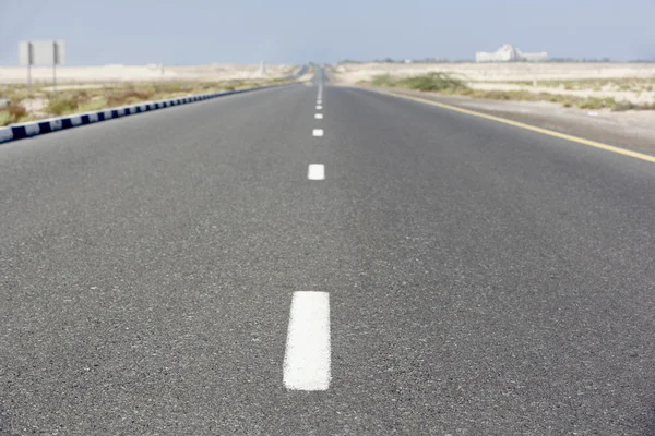 ドバイ アラブ首長国連邦での砂漠の道 — ストック写真