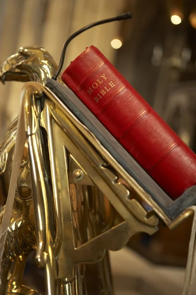 Библия на лекции в Бристольском соборе — стоковое фото