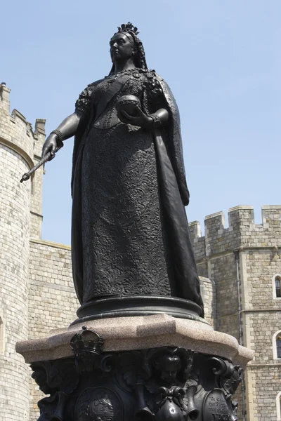 Staty av drottning victoria utanför windsor castle — Stockfoto
