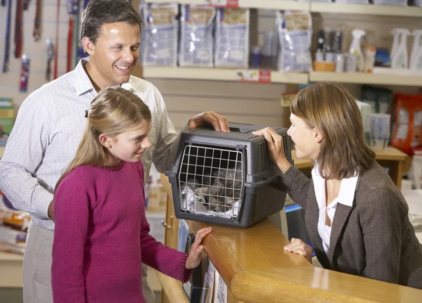 Flicka och far ta katten för undersökning av veterinär — Stockfoto