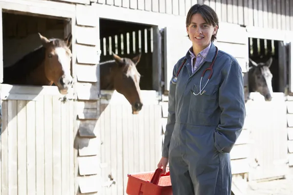 獣医を馬の厩舎のそばに立っての肖像画 — ストック写真