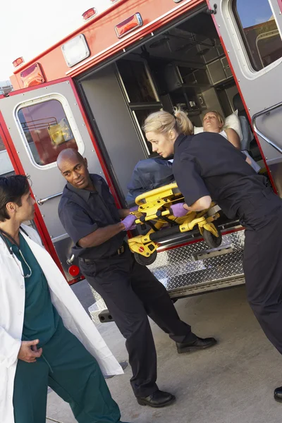 Paramedici Arts Lossen Patiënt Van Ambulance Stockafbeelding