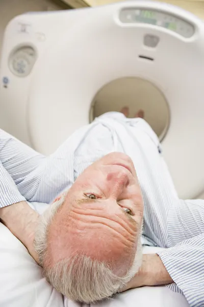 Paciente a punto de someterse a una tomografía axial computarizada (TAC) Imagen De Stock