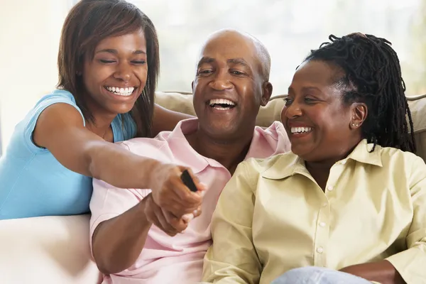 Family Watching Television Together — Stock Photo, Image