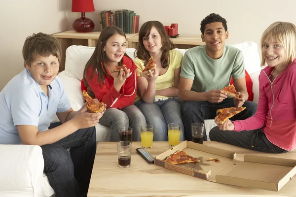 Groep kinderen eten pizza thuis Stockfoto