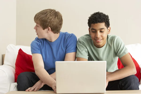 Két fiú használ a laptop otthon Stock Kép