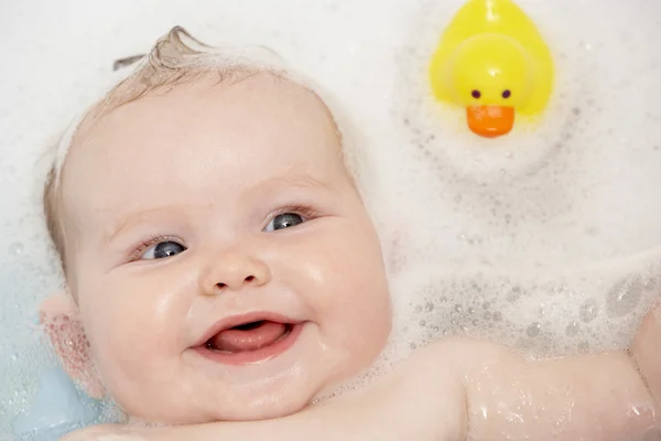 Bébé ayant bain à la maison Images De Stock Libres De Droits
