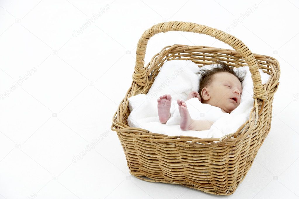 Newborn Baby Sleeping In Basket — Stock Photo © monkeybusiness #4795721