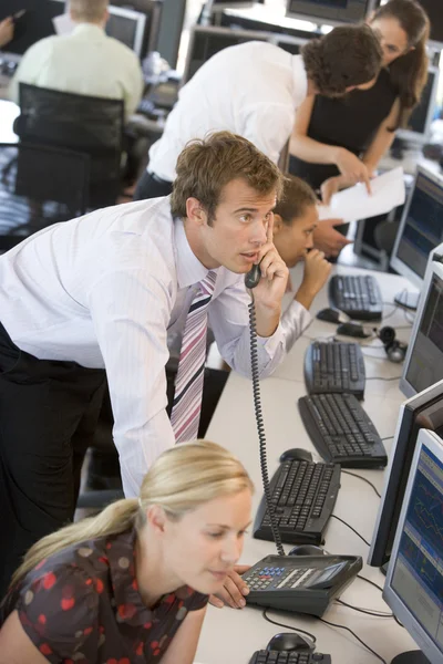 Aktienhändler Telefon — Stockfoto