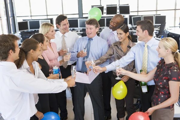 股票交易员在办公室庆祝 — 图库照片
