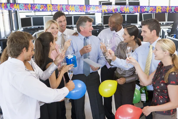 股票交易员在办公室庆祝 — 图库照片