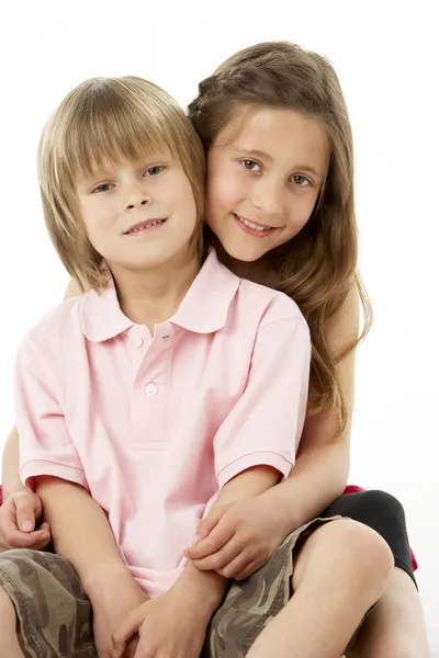 Twee kinderen zitten met elkaar in studio — Stockfoto