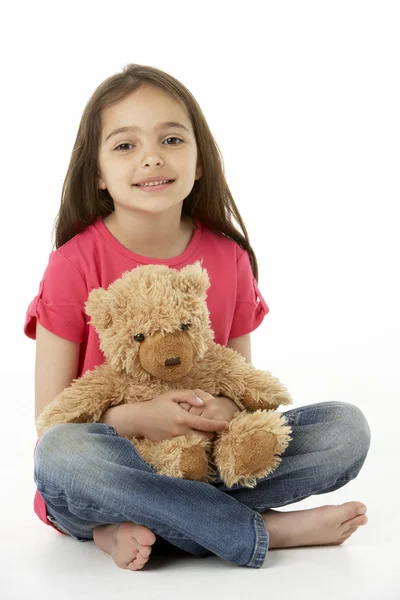 Estúdio retrato de menina sorridente com ursinho de pelúcia — Fotografia de Stock