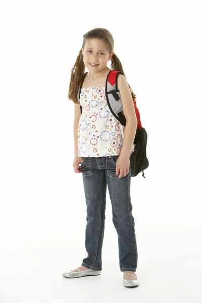 Estúdio retrato de menina de pé com mochila — Fotografia de Stock