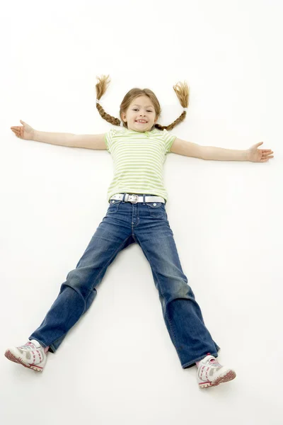 Studiový portrét smějící se dívka ležel s rukama a nohama sp — Stock fotografie