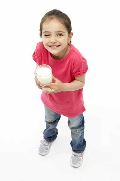 Στούντιο πορτρέτο του χαμογελαστό κορίτσι εκμετάλλευση ποτήρι γάλα — Φωτογραφία Αρχείου