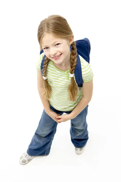 Estúdio retrato de sorridente menina vestindo saco escolar — Fotografia de Stock