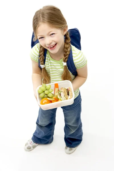 Portret uśmiechnięta dziewczynka gospodarstwa lunchbox — Zdjęcie stockowe