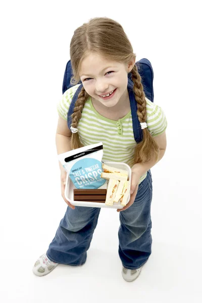Studio portret van glimlachen meisje bedrijf lunchbox — Stockfoto