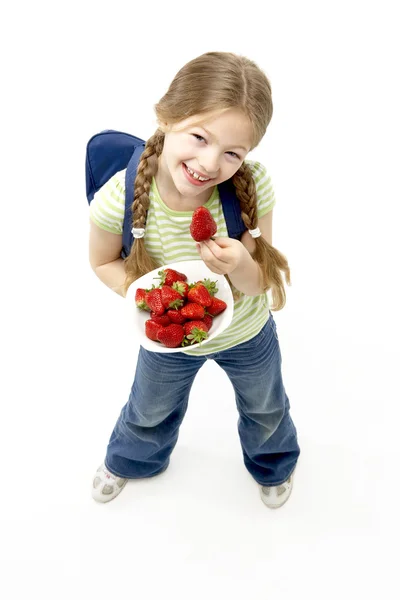 工作室的微笑女孩控股碗草莓的肖像 — 图库照片