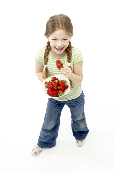 Estudio Retrato de niña sonriente sosteniendo un tazón de fresas — Foto de Stock