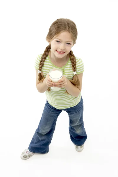 Estúdio retrato de sorridente menina segurando copo de leite — Fotografia de Stock