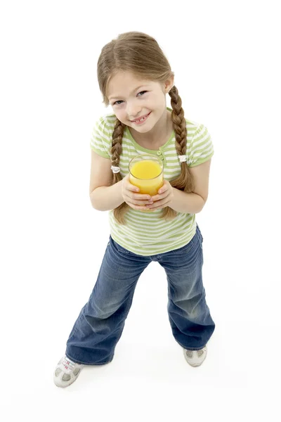 Retrato de estudio de niña sonriente sosteniendo jugo de naranja — Foto de Stock