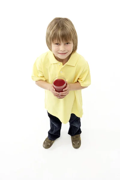 Retrato Estudio Del Niño Sonriente Sosteniendo Vaso Jugo Fruta —  Fotos de Stock